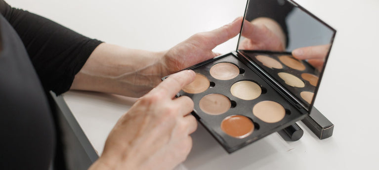 Hand holding an open Bonjou Beauty contour kit